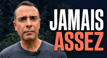 Matteo Venturi avec le texte « Jamais assez » pour une vidéo sur l’ambition et l’insatisfaction